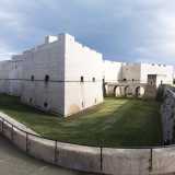 A giugno del 1228 Federico parte finalmente per la Crociata, annunciata con un�assemblea pubblica nel castello di Barletta